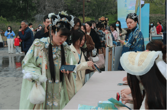 开云体育 开云平台泉在济南·共赏春花——2024济南花朝节开幕(图3)