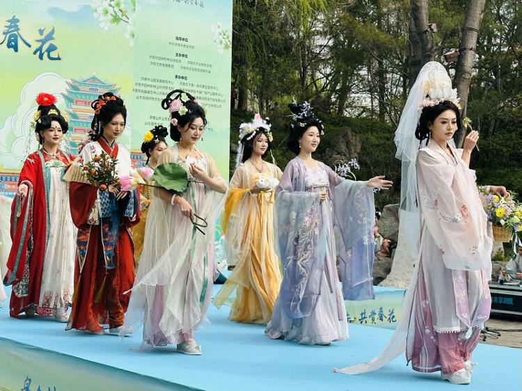 开云体育 Kaiyun.com 官网入口泉在济南•共赏春花——2024济南花朝节开幕_泉城新闻_大众网(图3)