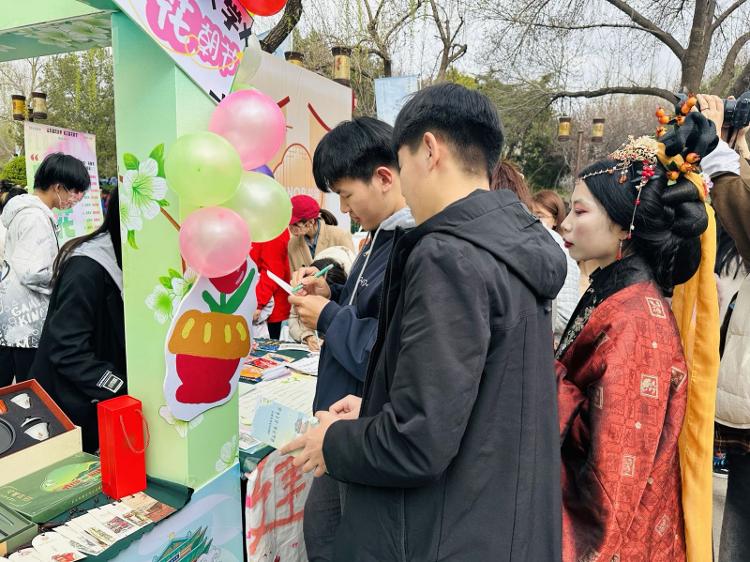 开云体育 Kaiyun.com 官网入口泉在济南•共赏春花——2024济南花朝节开幕_泉城新闻_大众网(图2)