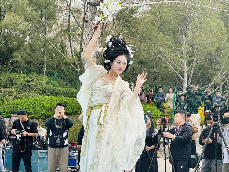 开云体育 Kaiyun.com 官网入口泉在济南•共赏春花——2024济南花朝节开幕_泉城新闻_大众网(图4)
