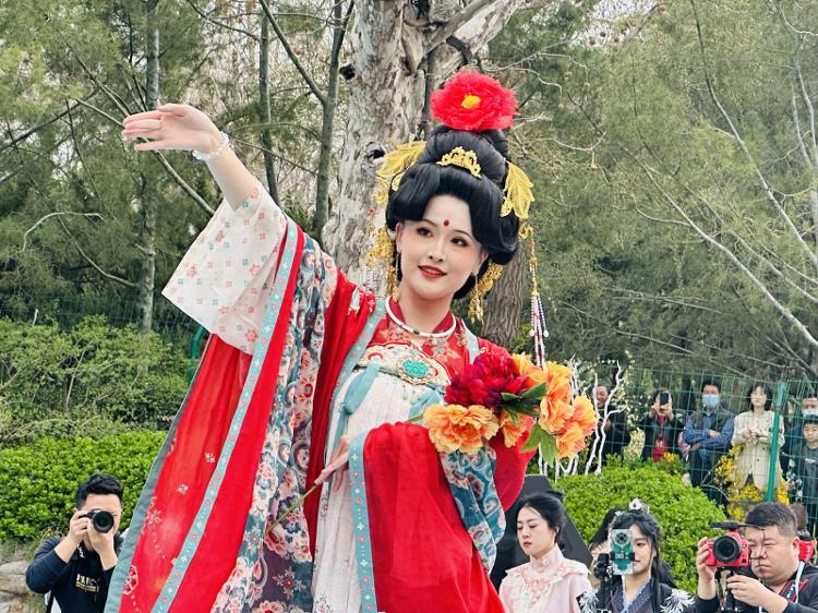 开云体育 Kaiyun.com 官网入口泉在济南•共赏春花——2024济南花朝节开幕_泉城新闻_大众网(图6)