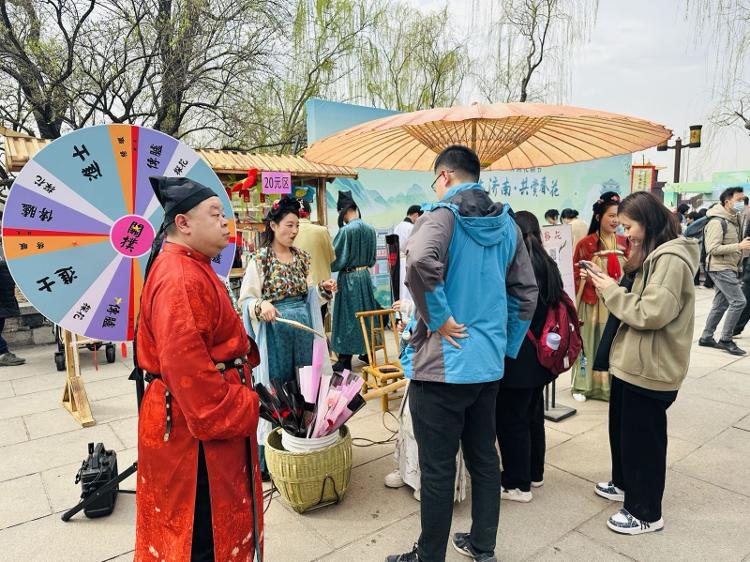 开云体育 Kaiyun.com 官网入口泉在济南•共赏春花——2024济南花朝节开幕_泉城新闻_大众网(图7)