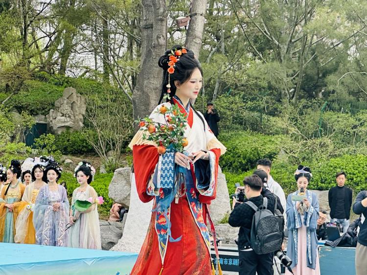 开云体育 Kaiyun.com 官网入口泉在济南•共赏春花——2024济南花朝节开幕_泉城新闻_大众网(图5)