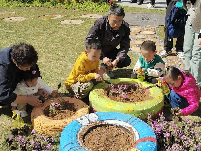 开云体育 Kaiyun.com 官网入口居民自己动手打造理想花园！济南首个“共建花园”开园(图1)