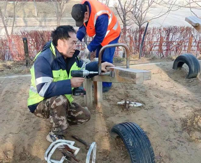 开云体育 开云平台向安全隐患说“再见” 园林绿化养护中心修缮明珠河儿童游乐设施(图2)