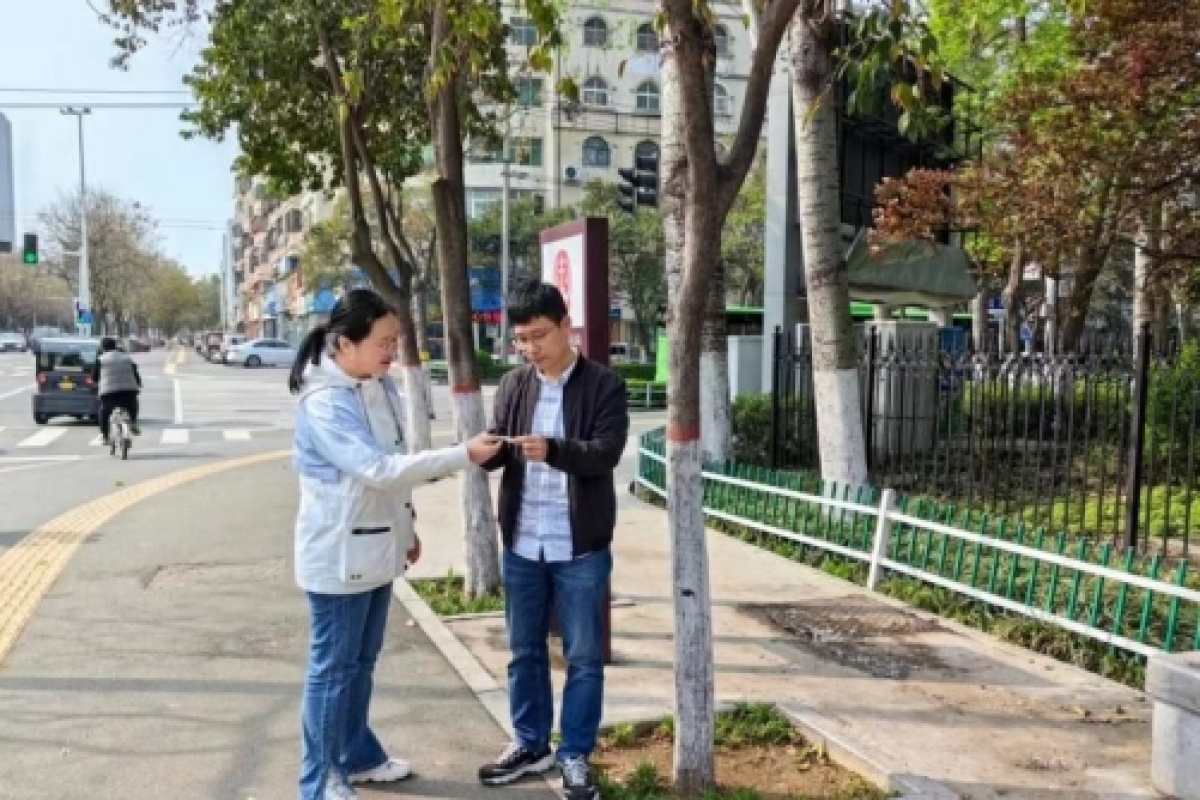 人机结合咋防控飞絮？漯河市城管局园林中心及早打响清理战役开云体育 Kaiyun.com 官网入口(图2)