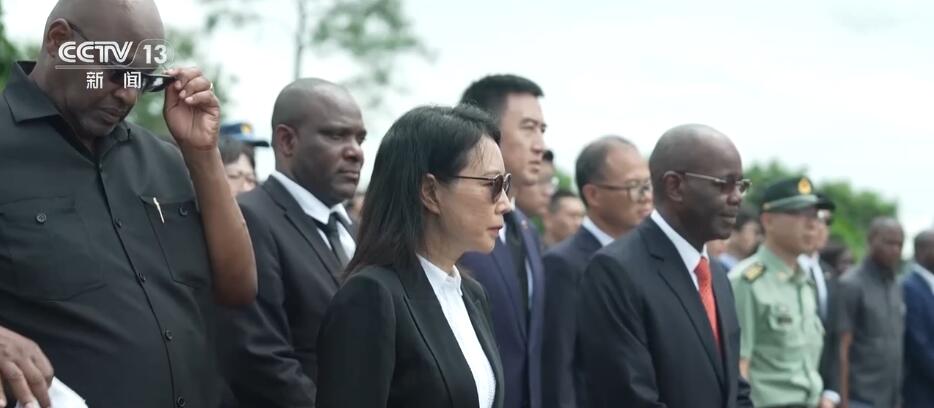 铭记历史 赓续友谊 中坦双方共同祭扫开云 开云体育平台援坦中国专家公墓(图2)