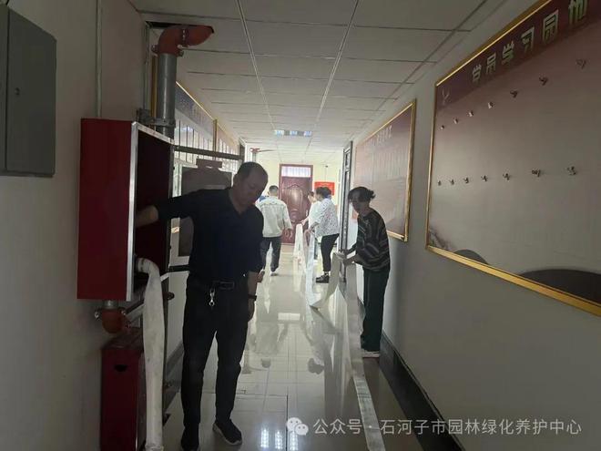 以“练”筑防 防患未“燃”开云 开云体育平台----园林绿化养护中心开展消防安全演练(图1) 以“练”筑防 防患未“燃”开云 开云体育平台----园林绿化养护中心开展消防安全演练(图1)