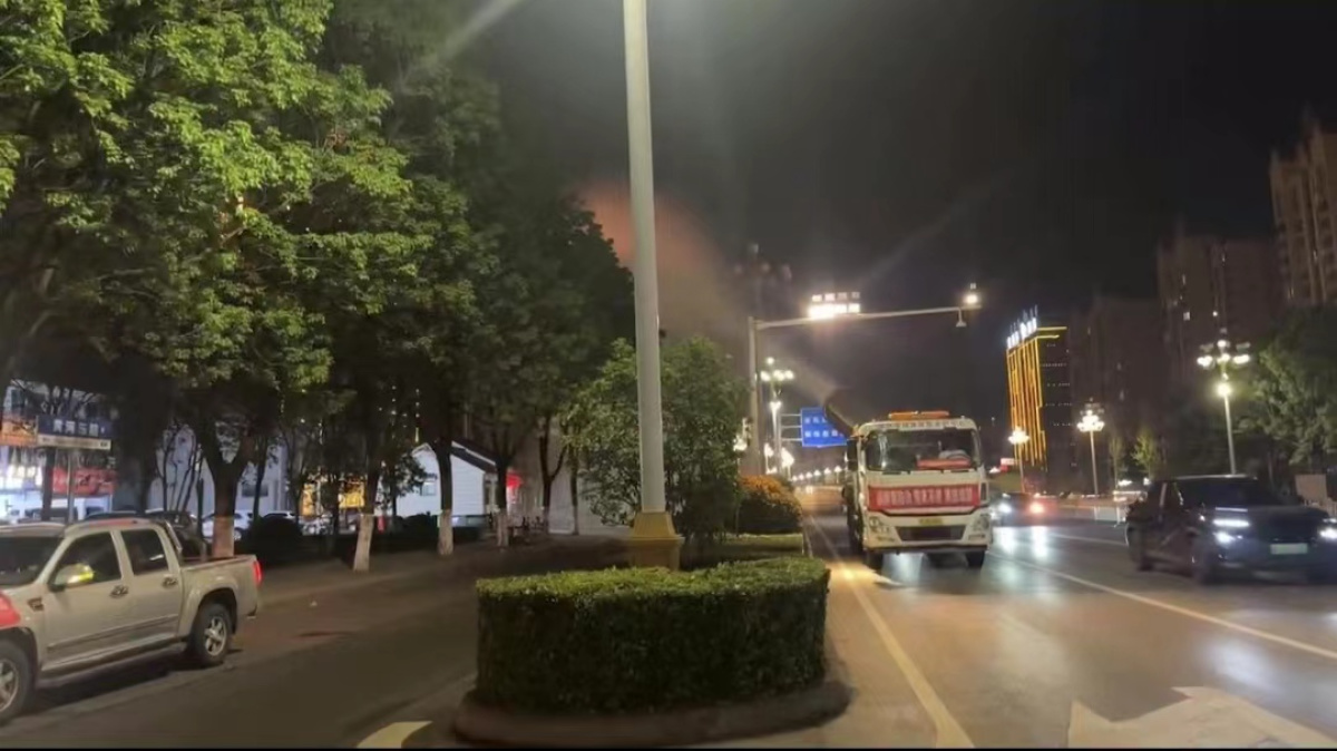 漯河市城管局：抢抓春季黄金期扎实开展园林整开云 开云体育官网地植树补绿！(图4)