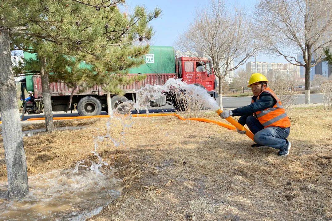 开云体育 开云官网不负春季好时光 园林绿化养护忙(图2)