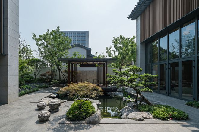 开云体育 开云平台玩转庭院：15个新中式庭院景观设计院落还是中式的有feel(图4)